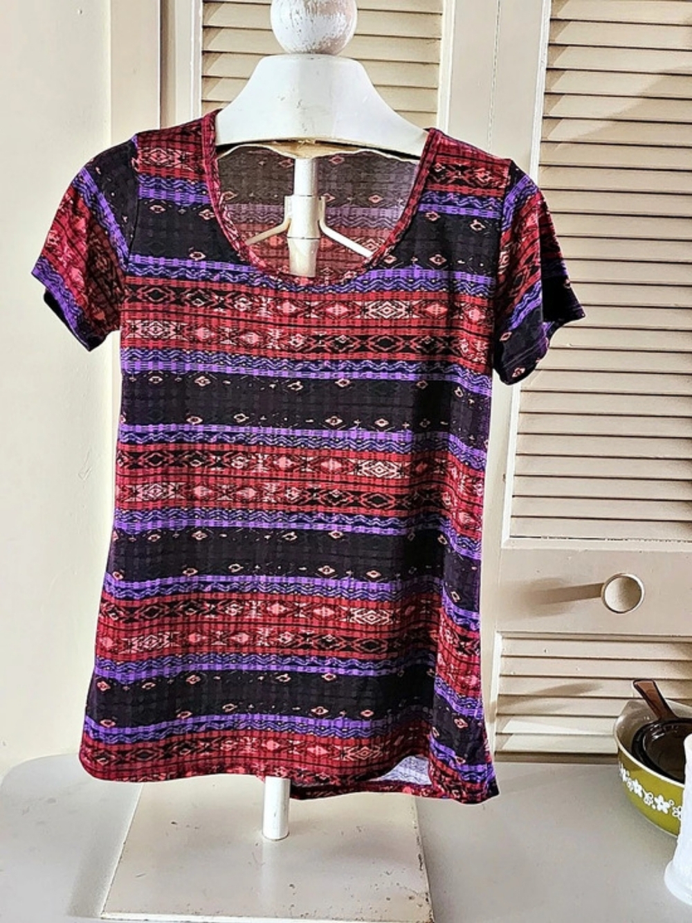 LuLaRoe Classic Tee Geometric Short Sleeve in Black & Purple XS